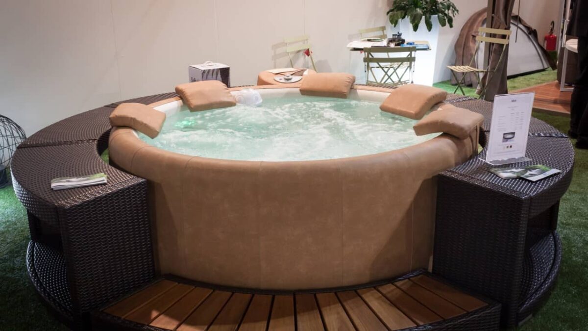 Habillage spa gonflable fait maison : idées et tuto DIY