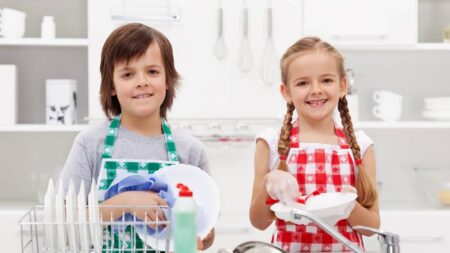 10 astuces pour initier les enfants aux tâches ménagères enfants taches menageres