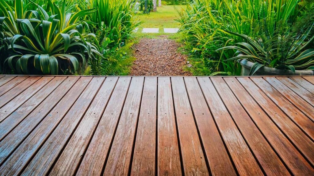 terrasse en bois foncé