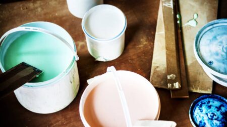 Quels types de peinture peut-on utiliser pour peindre un bâtiment ? pots de peinture