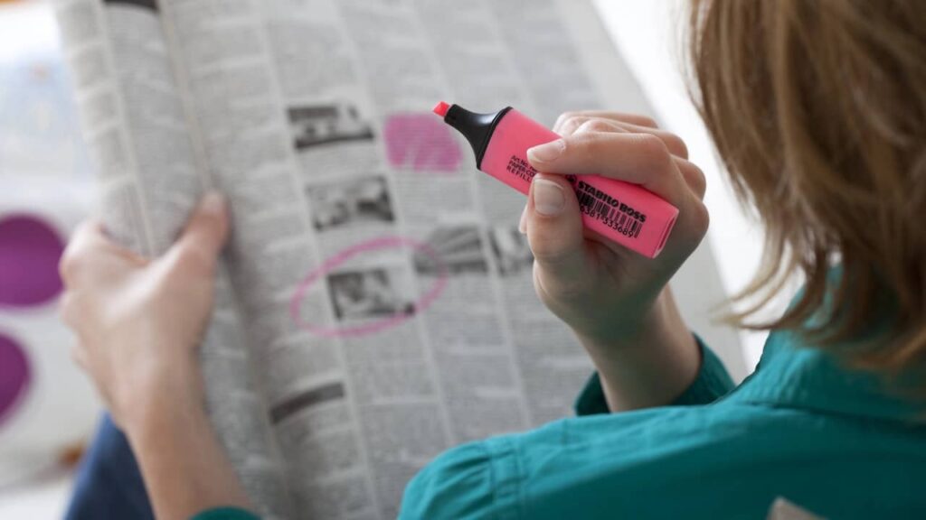 jeune femme recherche logement journal