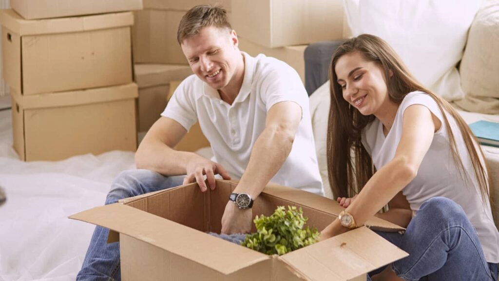 couple homme femme carton demenagement