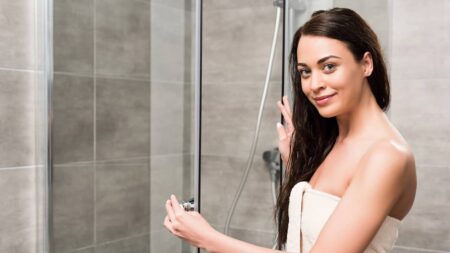 8 astuces pour dire adieu aux mauvaises odeurs dans la douche ! eliminer mauvaises odeurs douche