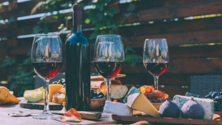 Pas de décapsulateur ou tire-bouchon ? 8 astuces pour ouvrir vos bouteilles ! ouvrir bouteille sans tire-bouchon