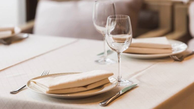 Nappes et serviettes de table : comment les laver pour ne pas les abîmer ? comment nettoyer nappes serviettes table