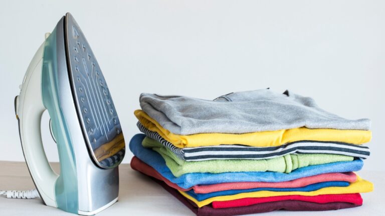Pourquoi de plus en plus de Français ne repassent plus leurs vêtements ? repassage