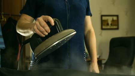 Fer à repasser à sec ou à vapeur : lequel choisir et pourquoi ? fer a repasser sec vapeur