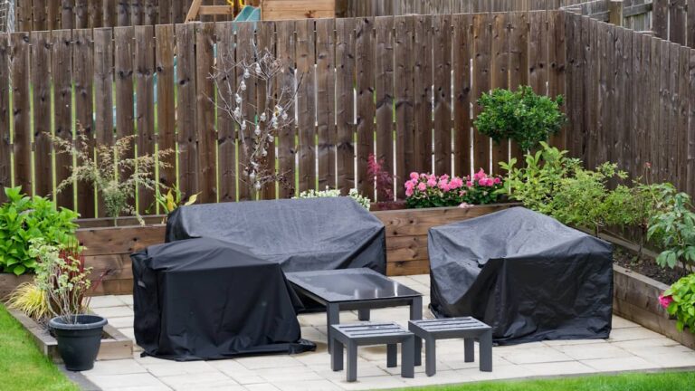 Comment protéger vos meubles extérieurs et installations contre les intempéries ? proteger meubles exterieurs intemperies