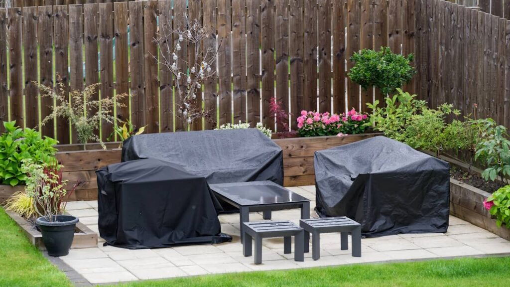 salon de jardin recouvert bache